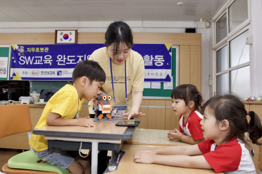 한전KDN이 1일과 2일 전남 완도군 신지면 신지초등학교에서 SW코딩 교육기부 활동을 하고 있다. <한전KDN 제공>